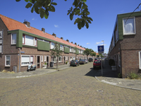 906355 Gezicht op de voorgevels van de woningen Sparstraat 2-hoger, vanaf de Amandelstraat.